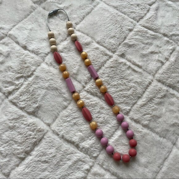 Itzy Ritzy | Teething Happens Chewable Mom Necklace | Pink & Gold - Picture 4 of 8